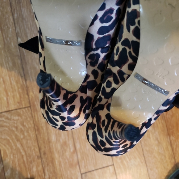 Betsey Johnson satin leopard  sz 7 - Picture 10 of 11